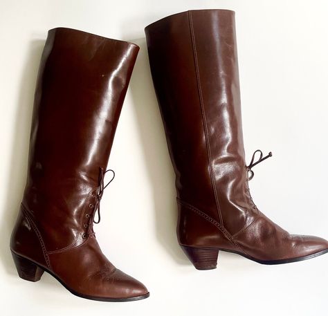 Gloria Vanderbilt Prairie Boots 70s 80s Vintage Dark Brown Leather Tall Boots with Heels Tie Detail 7.5 8 Prairie Boots, Brown Leather Tall Boots, Low Heel Leather Boots, American Vintage Clothing, Boots With Heels, 70s Shoes, Tall Brown Leather Boots, Tall Heeled Boots, Leather Tall Boots