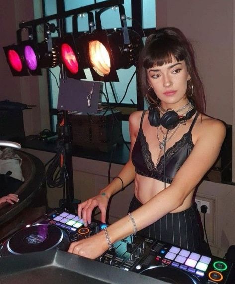 Female Dj Outfit, Dj Outfit Female, Dj Fits, Girl Dj Aesthetic, Dj Inspiration, Electro Festival Outfit, Techno Rave Outfit, Dj Pics, Dj Style