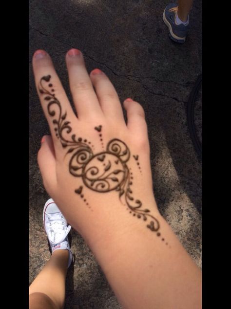 Mickey henna tattoo! Done at Animal Kingdom, Magic Kingdom, Hollywood Studios, Epcot Disney Henna Tattoo Designs, Henna Designs Disney, Disney Hand Tattoos For Women, Henna Tattoo Designs Animals, Disney Henna Designs, Henna Disney, Animal Henna Designs, Henna Animals, Disney Henna