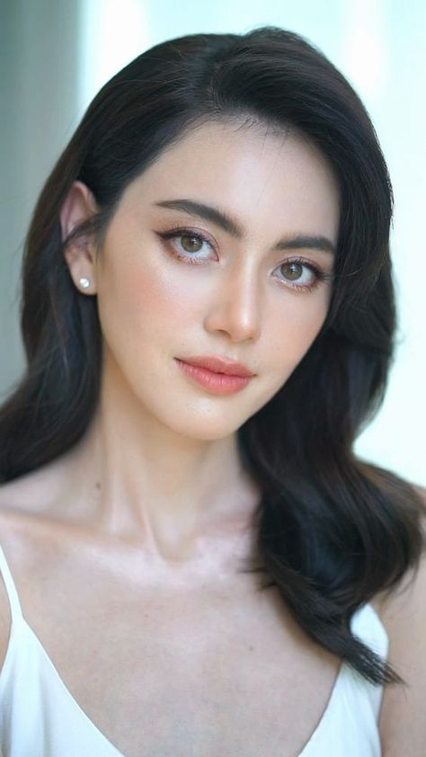 Fresh Bridal Makeup Asian, Fresh Makeup Look Glow, Thai Makeup, Fresh Makeup Look, Side Ponytail Hairstyles, Mai Davika, Davika Hoorne, Chinese Woman, Faceless Men