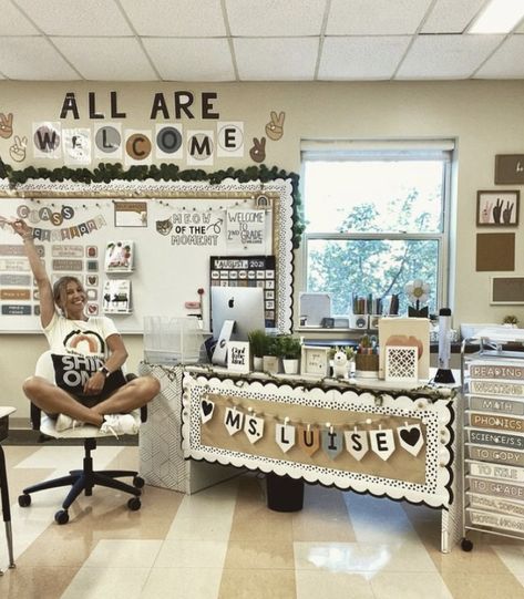 Aesthetic Classroom Decor, House Room Design, Aesthetic Classroom, Aesthetic Teacher, Teaching Classroom Decor, Elementary Classroom Themes, Teachers Room, Classroom Goals, Classroom Decor High School