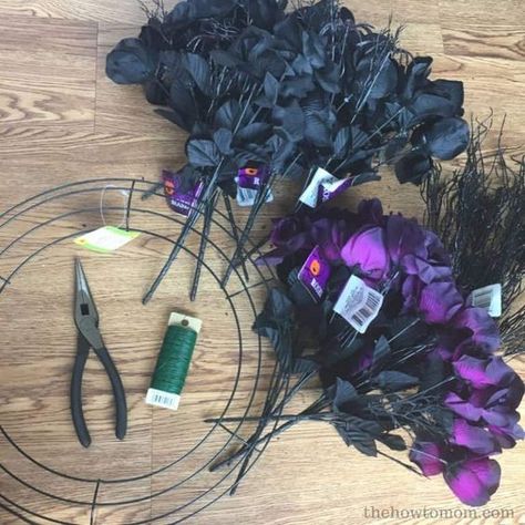 Rose Wreath Diy, Inexpensive Wreaths, Easy Wreaths, Wire Wreath Forms, Easy Diy Wreaths, Diy Halloween Wreath, Wreath Project, Wreath Halloween, Halloween 20