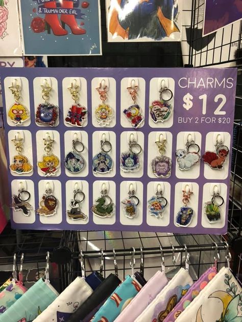 Vendor Booth Display Ideas Keychains, Acrylic Charm Display, Artist Alley Keychain Display, Artist Alley Charm Display, Keychain Display Ideas Craft Fairs, Anime Convention Booth, Convention Setup, Artist Alley Display Ideas, Artist Alley Display