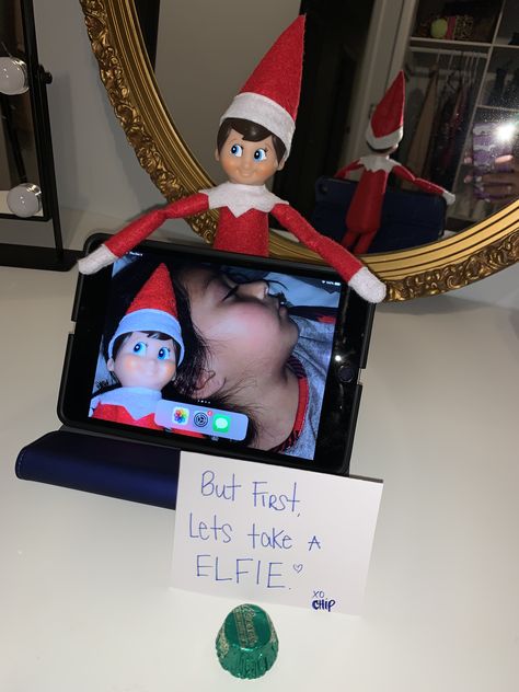 Selfie Elf On The Shelf, Cute Elf On The Shelf Pose Ideas, Elf On The Shelf Selfie, Elf Selfie, Elfie Selfie, Christmas Elf On The Shelf, Elf Ideas Easy, Elf Activities, Elf Ideas