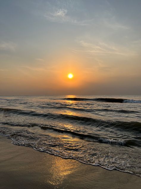 Sunrise at a beach Bus Background For Editing, Awsome Pictures, Aesthetic Sunrise, Instagram Movie, Sea Of Stars, Beach Video, Sunrise Pictures, Marina Beach, Green Screen Background Images