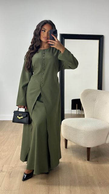 Two Piece Evening Dresses, Metallic Jeans, Chic Vibes, Top Skirt Set, Fashion Seasons, Party Fashion, Modest Outfits, Stylish Girl, Muslim Fashion