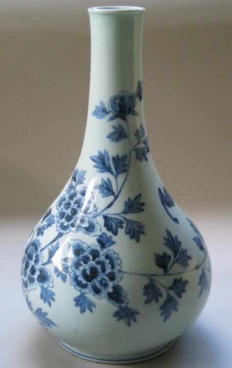 Korean pottery <3 so pretty Korean Pottery Aesthetic, Korean Vase, Korean Porcelain, Traditional Korean Plates, Traditional Korean Pottery, Korean Antiques, Korean Crafts, Korean Pottery, Japanese Vase Ceramics Blue And White