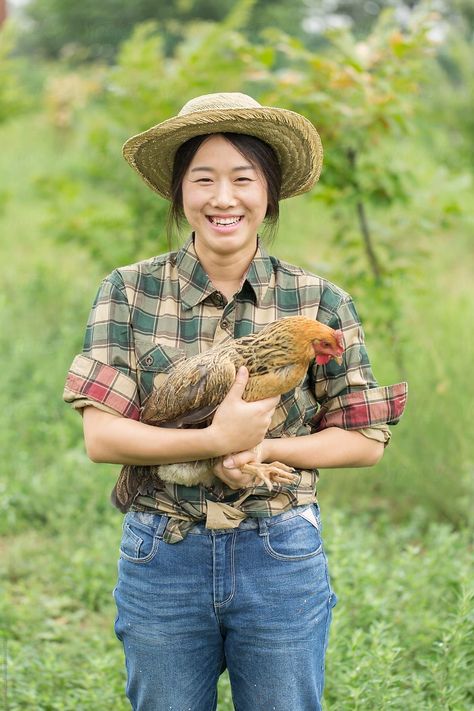 Farmer Outfit, Farm Dress, Life Drawing Reference, Farmer Girl, Female Farmer, Farm Clothes, Nature Photoshoot, Estilo Hippie, Human Poses Reference