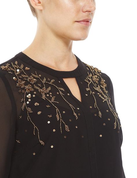 Embroidery Fashion Detail, Fancy Shirt, Hand Beaded Embroidery, Diy Bead Embroidery, Embellished Clothing, Embroidery On Kurtis, Kurti Embroidery Design, Dress Neck Designs, Embroidery Neck Designs