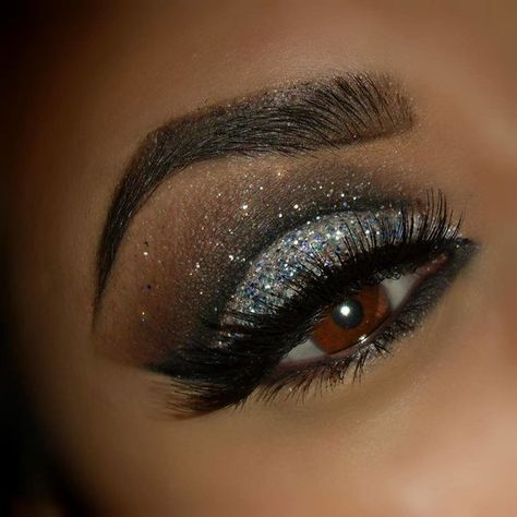 Me fascina el brillo..Kro, ella lo luce muy bien. >>KRO>> Glittery Cut Crease