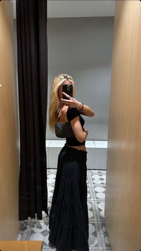 Flowy Black Maxi Skirt, Black Summer Maxi Skirt, Europe Outfits Curvy, How To Style Long Flowy Skirt, Black Flowy Top Outfit, Black Skirt Outfit Summer Aesthetic, Summer Outfit Black Skirt, Black Maxi Skirt Aesthetic, Black Flowy Skirt Outfit Summer