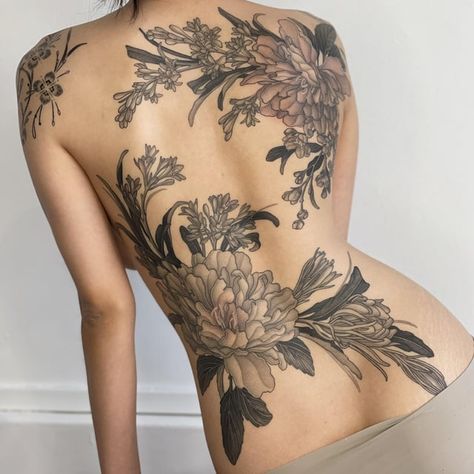 Floral back piece done by me, included a photo during her wedding too! : r/tattoos Women Half Back Tattoo, Garden Of Eden Back Tattoo, Back Contour Tattoo, Women Large Back Tattoos, Korean Style Tattoo Sleeve, Back Tattoo Drawings Women, Backtattoos Back Women Flowers, Asymmetrical Back Tattoo Women, Shoulder Tattoo Piece