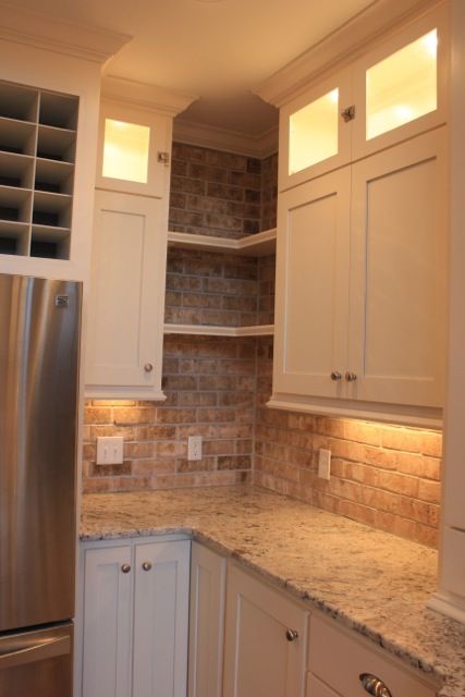 Love the back splash!! Backsplash Herringbone, Simple Kitchen Remodel, Small Kitchen Cabinets, Corner Kitchen Cabinet, Herringbone Backsplash, Kabinet Dapur, Kitchen Corner, Jewelry Cabinet, Kitchen Redo