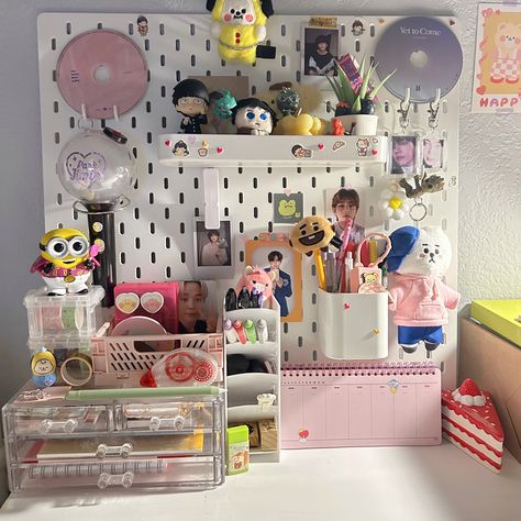 Kpop Stationary Desk, Anime Pegboard, Peg Board Kpop, Kpop Pegboard, Anime Stationary, Maximalist Room Decor, Kpop Desk, Kpop Anime, Otaku Room