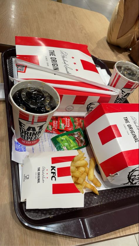 Kfc Snap, Happy Birthday Baby Girl, Fast Food Drinks, Cute Drawings Of Love, Cute Couples Photography, India Food, Birthday Party Food, Lahore Pakistan, Boy And Girl Best Friends