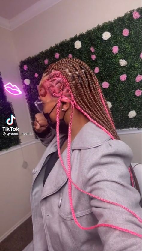 Braids For Black Women Pink And Brown, Pink And Brown Fulani Braids, Pink Braided Hairstyles For Black Women, Fulani Braids Pink And Black, Pink Fulani Braids, Baddie Hairstyles Braids Black, Brown Braids With Pink In The Back, Pink Knotless Box Braids, Ginger And Pink Braids