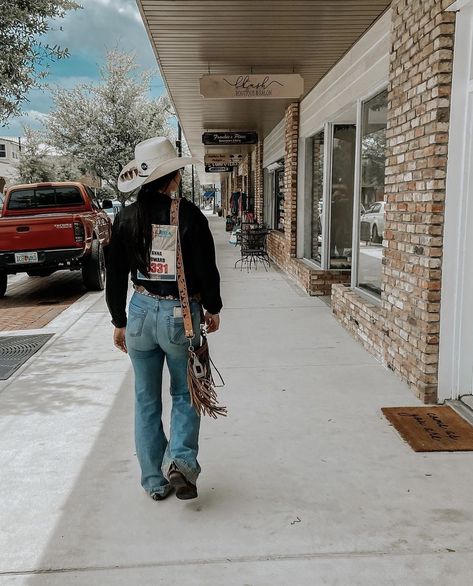 Cowgirl Grunge Outfits, Punchy Aesthetic, Cowgirl Grunge, Western Winter Outfits, Flair Jeans Outfit, Simple Western Outfits, Country Girl Style Outfits, Country Western Fashion, Casual Cowgirl