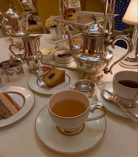 British Afternoon Tea Aesthetic, English Breakfast Tea Aesthetic, Tea And Cake Aesthetic, Old Money British Aesthetic, English Royalty Aesthetic, London Tea Aesthetic, British Royalty Aesthetic, English Old Money Aesthetic, Old Money Table Setting