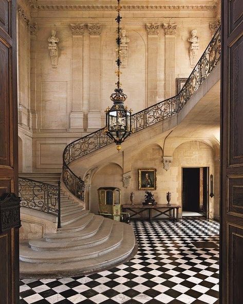 Charles Benjamin on Instagram: “The grand staircase at the Château d’Anet! An amazing piece of renaissance architecture in the heart of france.  The property belonged to…” Asma Kat, تصميم داخلي فاخر, Lan Can, Versace Home, Stairway To Heaven, Grand Staircase, Style At Home, Beautiful Architecture, Amazing Architecture