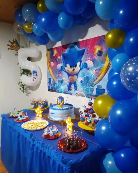 Sonic Birthday Table Ideas, Sonic Pool Party Ideas, Sonic Balloon Arch, Sonic Table Decoration, Sonic Theme Birthday Party Decorations, Sonic Birthday Decor, Sonic Party Ideas Decoration Diy, Sonic Party Decor, Sonic Bday Party