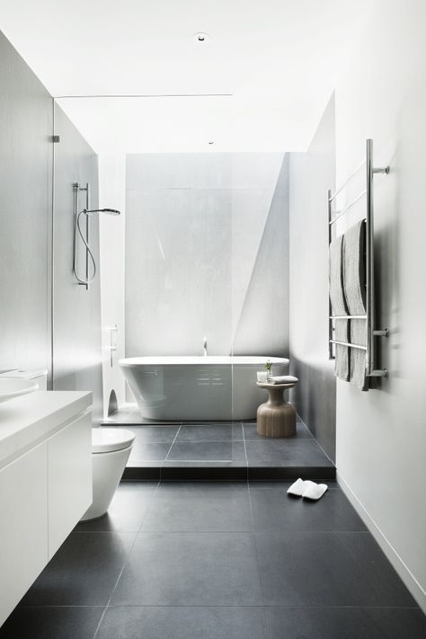 Malvern House, Australia, 2011 | Canny Design Malvern House, Dekorere Bad, Ideas Baños, Open Bathroom, Dark Floors, Bad Inspiration, Ensuite Bathroom, Trendy Bathroom, Bad Design