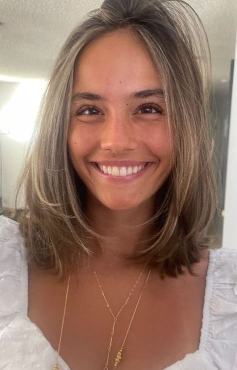 Aesthetic Mid Length Haircut, Haircut At Collarbone, Light Highlights On Brown Hair Short, Bronde Lob Straight, Collarbone Length Hair No Layers, Cute Short Haircuts Straight Hair, Brown Bob Hair With Highlights, Light Brown Hair On Short Hair, Makayla Storms Hair