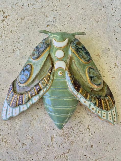 Clay Bug Sculpture, Clay Insects, Ceramic Bug, Flat Ornaments, Butterfly Art Painting, Hippie Designs, Pottery Animals, Wheel Thrown Ceramics, Kids Pottery