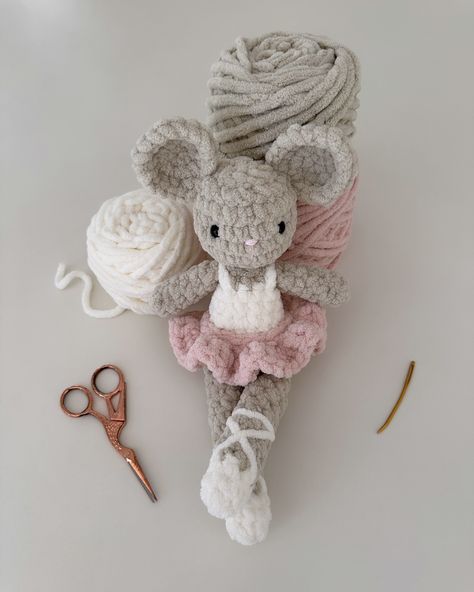 Little miss Brie Ballerina 🩰💕 How gorgeous is this sweet ballerina by @oakandmarlow 🥹 This pattern works up beautifully and is filled with so many thoughtful details 💖 There’s something truly magical about Jocelyn’s designs ✨ Pattern coming soon by @oakandmarlow #oakandmarlow #brieballerina #crochetmouse #crochetballerina #amigurumimouse #amigurumiballerina #tinydancer #crochet #crocheter #crochetersofinstagram Things To Crochet For A Baby, Crochet Ideas Gift, Little Things To Crochet, Little Crochet Gifts, Cute Crochet Ideas Easy, Crochet Amigurumi Ideas, Crochet Cute Things, Crochet Fluffy Yarn, Baby Crochet Projects