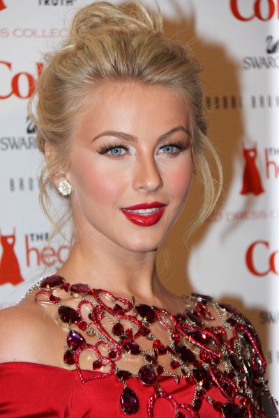 NYE Makeup Julianna Hough Hair, Julianna Hough, Makeup Contour, Prom Hair Updo, Easy Updo Hairstyles, Classy Hairstyles, Red Dress Makeup, Easy Bun Hairstyles, Red Lip Makeup