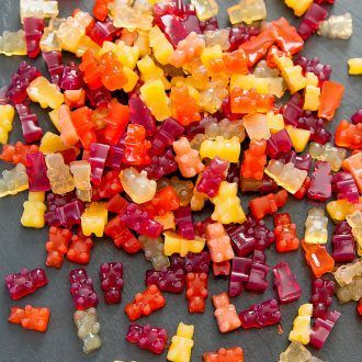 Vegan Gummy Fruit Snacks - Kirbie's Cravings Gummy Fruit Snacks, Fruit Snack Recipe, Gummy Snacks, Homemade Fruit Snacks, Homemade Gummies, Winter Fruit Salad, Snacks Vegan, Healthy Superbowl Snacks, Gummies Recipe