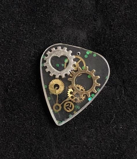 Resin Electric Guitar, Plectrum Aesthetic, Unique Guitar Picks, Cute Guitar Picks, Guitar Pick Design, Gutair Picks, Guitar Picks Aesthetic, Guitar Design Ideas, Cool Instruments