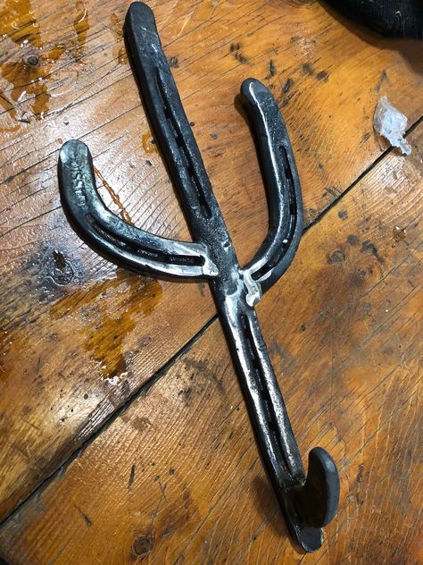 Handmade to order horseshoe cactus wall hanger. Each is one of a kind, made from horseshoes. Simple Welding Projects Ideas, Horse Shoe Welding, Simple Welding Projects, Welding Projects To Sell, Horseshoe Cactus, Woodshop Projects, Welding Projects Ideas, Western Ideas, Horseshoe Crafts Projects