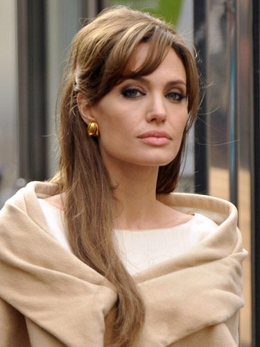 Angelina Jolie in the The Tourist. Not many liked the movie, I did, and I LOVED her makeup in this. Angelina Jolie Hair Color, Caramel Brown Hair Color, Angelina Jolie Hair, Caramel Brown Hair, Light Bangs, Red Carpet Hair, Bronde Hair, Hair Color Caramel, Caramel Hair