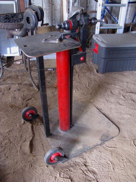 Really nice portable vise stand Welding Hacks, Leg Vise, Vise Stand, Blacksmithing Tools, Welding Jobs, Tool Stands, Anvils, Blacksmith Tools, Blacksmith Projects