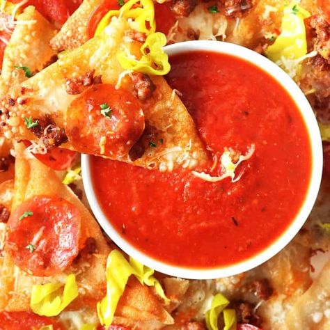 Old Chicago's Italian Nachos Copycat Recipe - Simply Happenings Fried Wonton Chips, Marinara Dipping Sauce, Italian Nachos, Fried Wonton, Pepper Rings, Wonton Chips, Crispy Wonton, Fried Wontons, Italian Appetizers