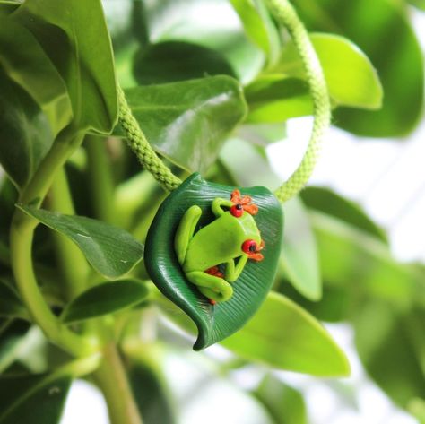 Tree Frog Pendant by hatchinghut Weird Ornaments, Tree Frog Art, Palmer Clay, Clay Frog, Frog Pendant, Green Tree Frog, Clay Craft, Frog Art, Tree Frog