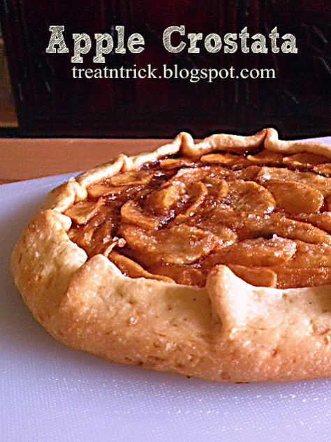 Apple Crostata @ treatntrick.blogspot.com