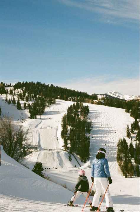 Skiing Film Photography, Colorado Skiing Aesthetic, Ski Film Photography, Winter Film Photography, Ski Resort Aesthetic, Vintage Skiing Aesthetic, Winter Ski Fashion, Ski Film, Ski Trip Aesthetic