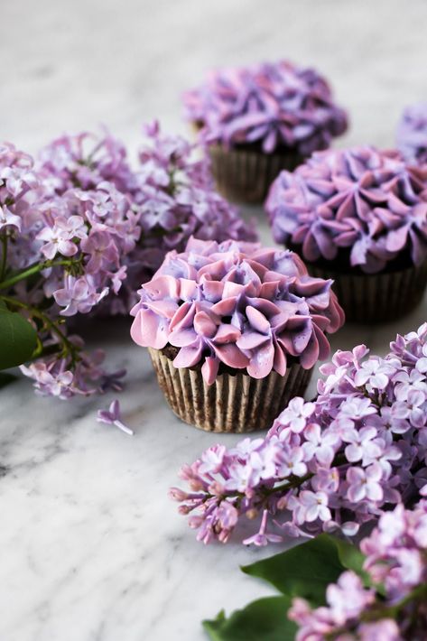 Hydrangea Cupcakes, Cupcakes Flores, Frosting Flowers, Spring Cupcakes, Mothers Day Cupcakes, Pink Food Coloring, Creative Cupcakes, Mothers Day Cake, Flower Cupcakes