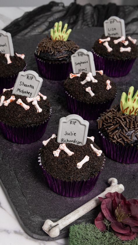 Chocolate cupcakes frosted in black buttercream and topped with chocolate cookie crumbs and chocolate sprinkles have tombstone and zombie hand icing decorations on top to look like a spooky graveyard. Grave Yard Cupcakes, Scary Cupcakes Ideas, Halloween Baked Goods Treats, Cupcakes Decoration Halloween, Spooky Halloween Cupcakes Ideas, Coffin Cupcakes, Corpse Bride Food, Scary Halloween Cupcakes, Grave Cupcakes