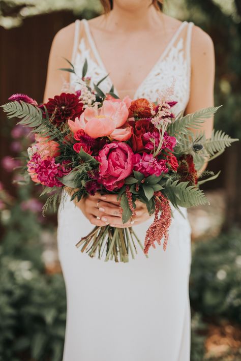 Raspberry Bouquet Wedding, Red And Pink Fall Wedding, Red Pink Peach Wedding Flowers, Bright Pink Flower Bouquet, Pink Red Bridal Bouquet, December Flowers In Season, Wine Wedding Colors Palette, Red And Pink Wedding Bouquet, Dark Pink Bouquet