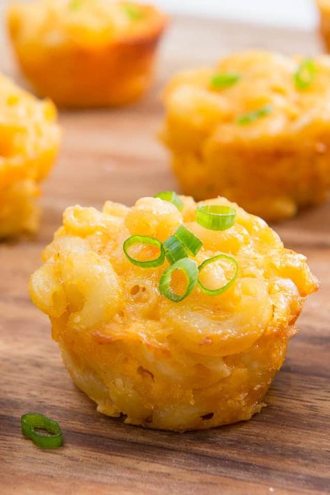 Mac and Cheese Bites - Easy to Make in Mini Muffin Pan Cups! #macandcheese #party #appetizer #recipe #easy Mini Muffin Tin Recipes, Mini Food Appetizers, Mac And Cheese Muffins, Mac N Cheese Bites, Salami Chips, Halloween Fingerfood, Cheesy Bites, Cheese Bites Recipe, Mac And Cheese Cups