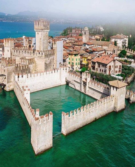 Seaside Castle, Lake Garda, Red River, 14th Century, Tower Bridge, Wonderful Places, Verona, Places To Go, The Globe