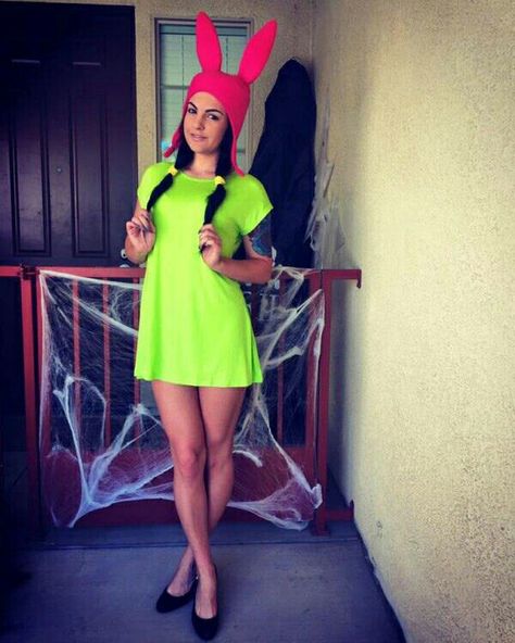 Louise Belcher cosplay / Halloween costume Louise Belcher Costume, Bobs Burgers Costume, Burger Costume, Louise Belcher, Hallowen Costume, Halloween Costume Outfits, Halloween 2016, Costume Diy, Halloween Inspo