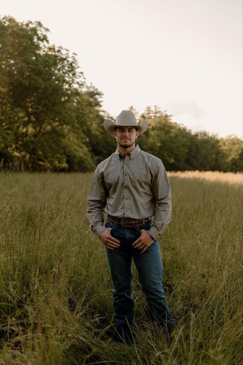 Male Graduation Pictures, Wedding Guest Outfit Men, Western Couples, Cute Senior Pictures, Couples Photo Session, Cowboy Photography, Senior Photos Boys, Western Engagement, Boy Photo Shoot