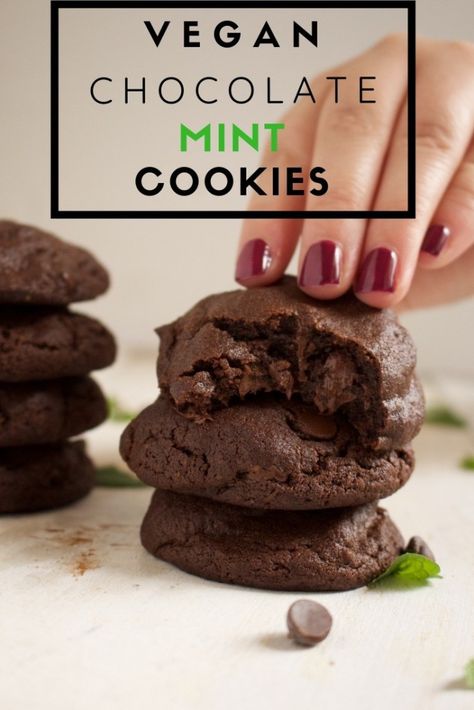 Vegan Chocolate Mint Cookies - Broke foodies Vegan Cake Mix, Chocolate Mint Cookies, Vegan Ideas, Vegan Cookies Recipes, Mint Cookies, Gateaux Cake, Chocolate Mint, Health Desserts, Vegan Christmas