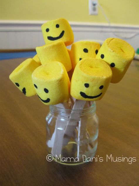 mix yellow food coloring with water and paint the marshmallows. When dry, draw on the faces with food markers. Lego Vbs, Hens Night Ideas, Lego Party Ideas, Emoji Birthday Party, Emoji Party, Emoji Birthday, Lego Birthday Party, Lego Man, Marshmallow Pops