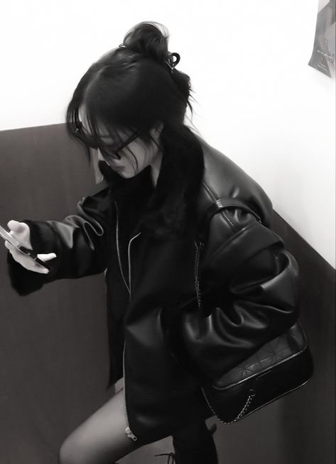 Korean Black Outfit, Ulzzang Tomboy, Tomboy Aesthetic, Woman In Suit, Outfit Korean, Winter Fashion Outfits Casual, Aesthetic Women, Feminine Aesthetic, Cute Celebrity Guys