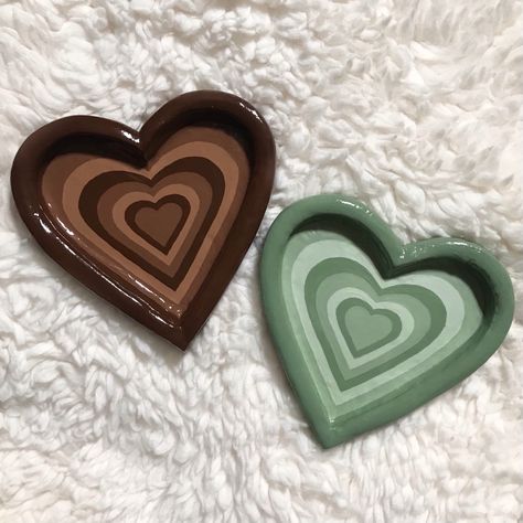 Brown and sage green heart shaped clay tray Air Dry Clay Rings Aesthetic, Clay Dishes Aesthetic, Clay Ring Dish Ideas, Clay Ring Holder Aesthetic, Clay Rings Holder, Clay Inspiration Aesthetic, Airdry Clay Rings, Clay Art Ring Holder, Clay Room Decor Aesthetic