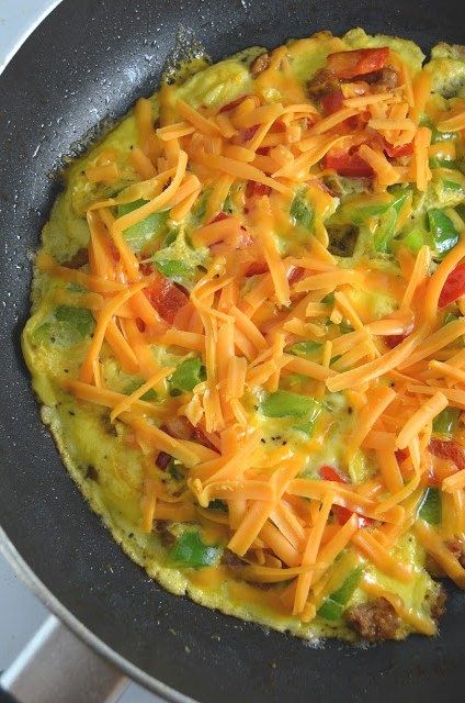 Bell Pepper Omelette, Pepper Omelette, Healthy Breakfast Dishes, Cheese Omelette, Omelets Recipe, Bell Pepper Recipes, Diner Recipes, Sausage And Peppers, Smoked Sausage